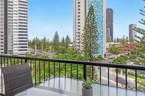 Outdoor dining - Broadbeach Beauty Walk to Beach & Free Parking
(Broadbeach)