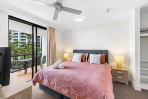 1 bedroom, iron/ironing board, WiFi, bed sheets - Broadbeach Beauty Walk to Beach & Free Parking
(Broadbeach)