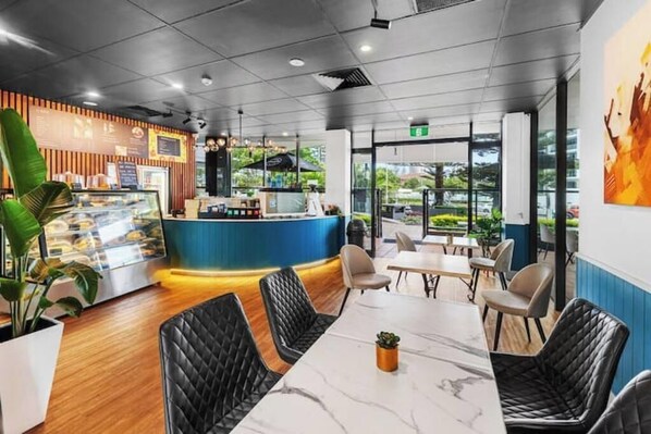 Dining - Broadbeach Beauty Walk to Beach & Free Parking
(Broadbeach)