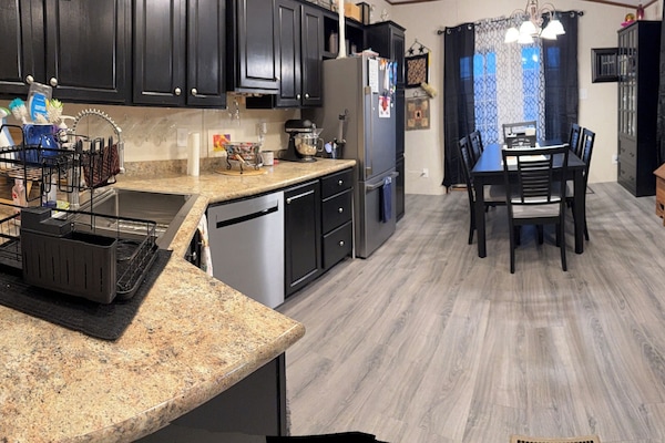 Kylskåp, mikrovågsugn, ugn och spishäll