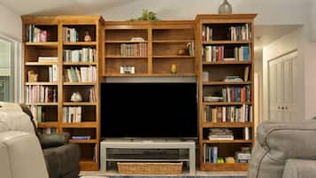 Smart TV, fireplace, books, offices