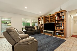 Smart TV, chimenea, libros, oficina