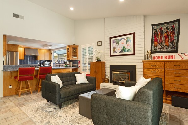 Smart TV, chimenea, libros, oficina