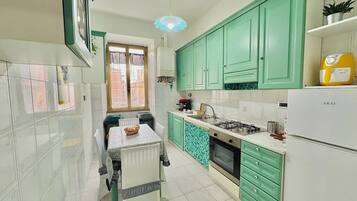 Fridge, oven, stovetop, coffee/tea maker