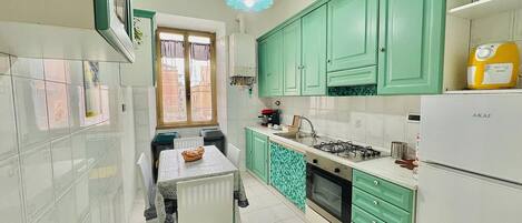 Een koelkast, een oven, een kookplaat, een koffiezetapparaat/waterkoker