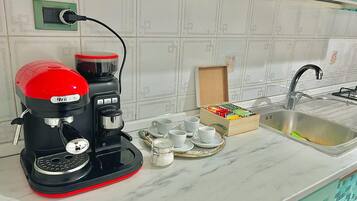 Fridge, oven, stovetop, coffee/tea maker