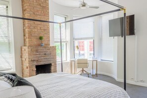 2 bedrooms, iron/ironing board, WiFi, bed sheets - Large Modern 2BD/2BA Condo in River North- Free Parking! (Chicago)