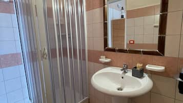 Camera Comfort con letto matrimoniale o 2 letti singoli, servizio di pulizie disponibile, vista mare | 1 camera, Wi-Fi gratuito, lenzuola