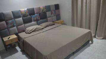 7 Schlafzimmer, Zimmersafe, Schreibtisch, Bügeleisen/Bügelbrett