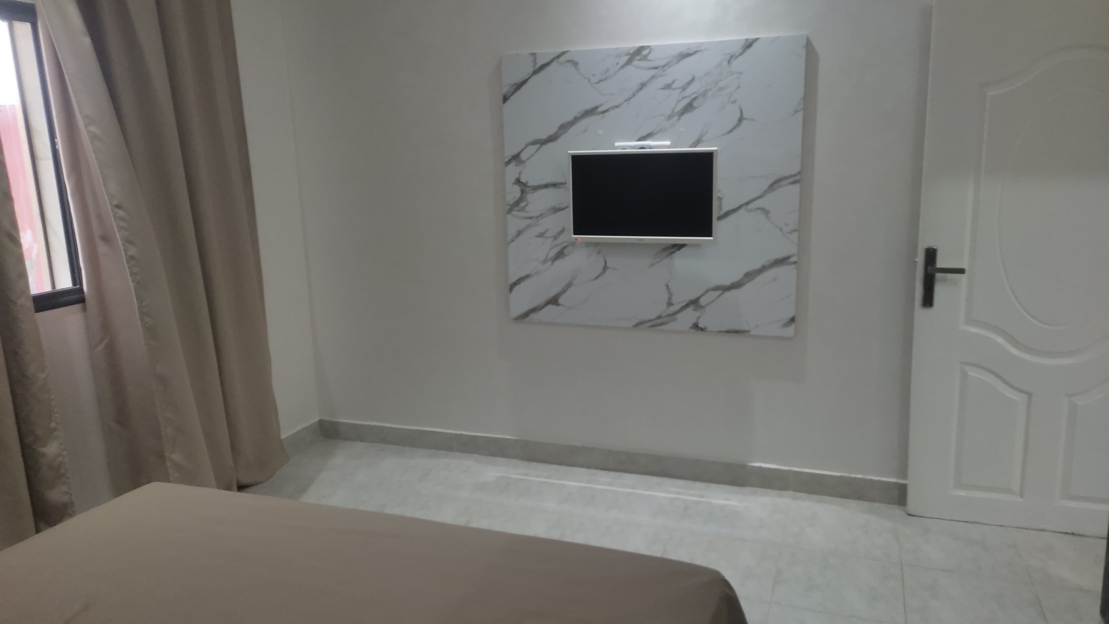 7 dormitorios, caja fuerte, escritorio y tabla de planchar con plancha