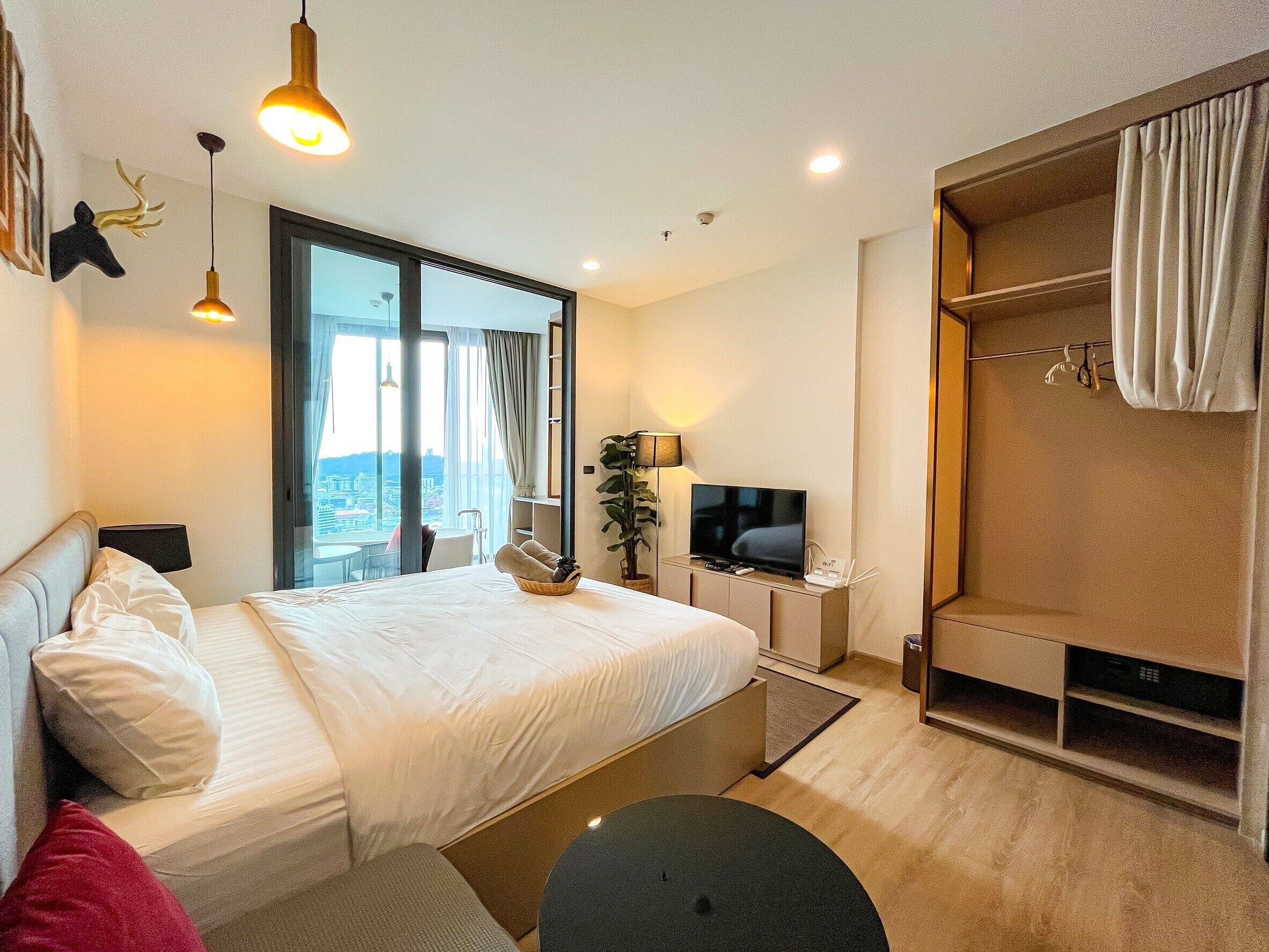 Grand Studio Suite, 1 King Bed, Bay View
