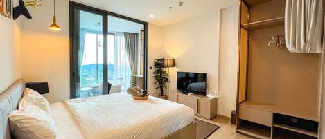 Grand-Studiosuite, 1 King-Bett, Buchtblick | Hochwertige Bettwaren, Pillowtop-Betten, Zimmersafe