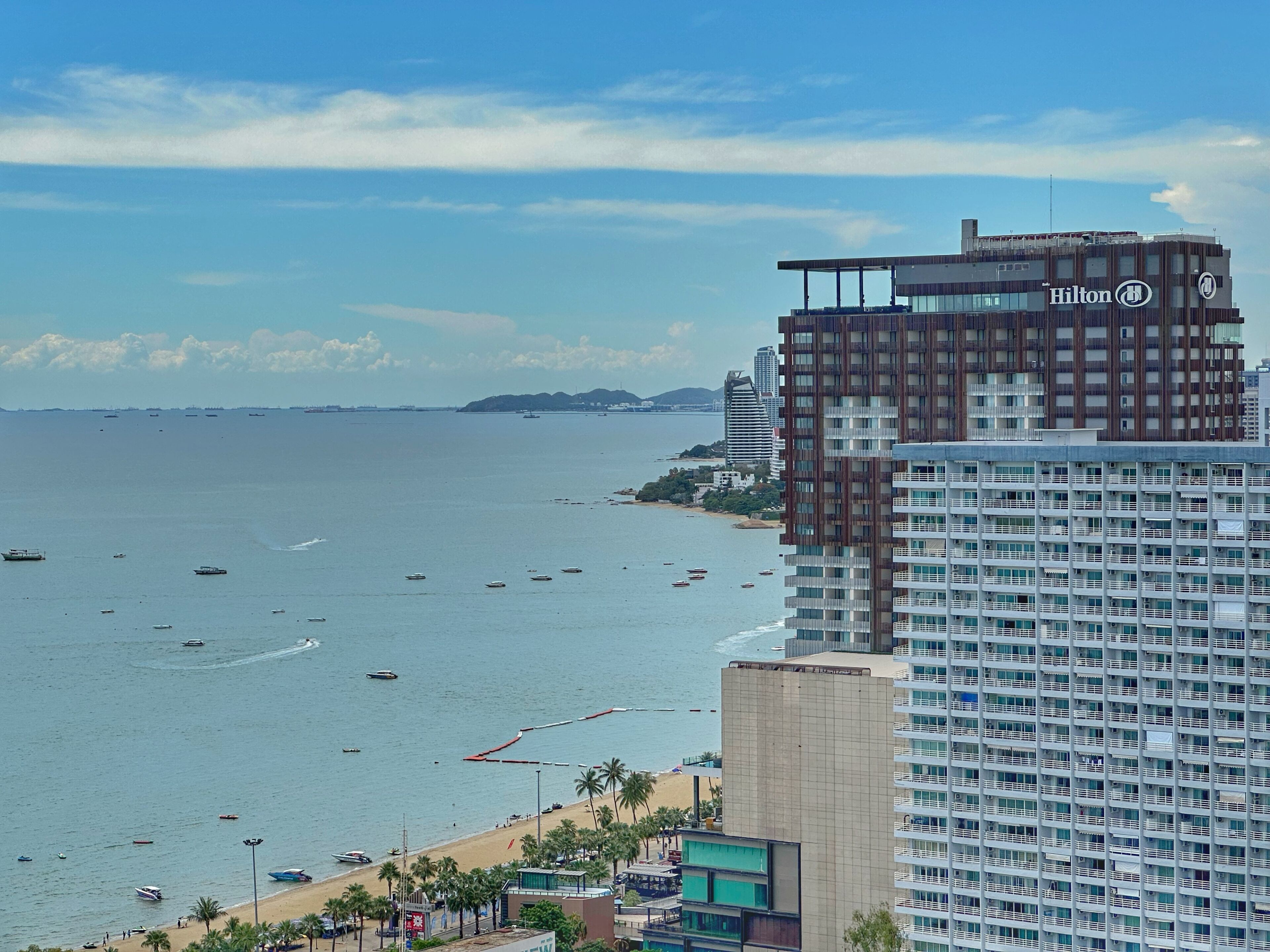 Un hôtel de grande hauteur offrant une vue sur la mer et la plage.