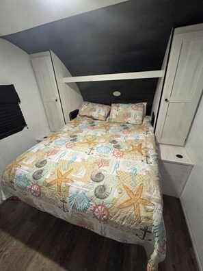 2 bedrooms, bed sheets - Nice RV with AC in charming Holly Beach steps from the beach (Cameron)