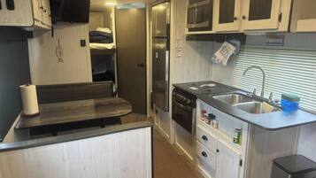 Een koelkast, een microgolfoven, een oven, een kookplaat