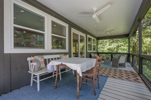 Outdoor dining - Lakeview, 3-Bedroom Cottage, newly renovated (Dickson)
