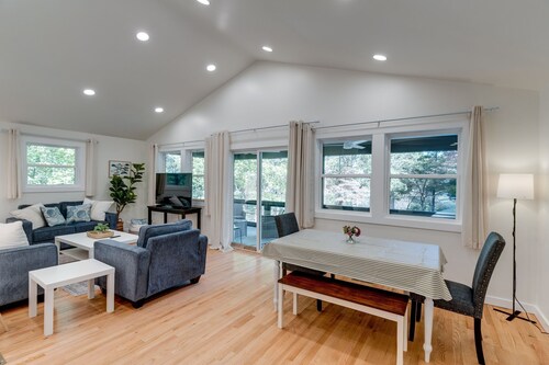 Lakeview, 3-Bedroom Cottage, newly renovated