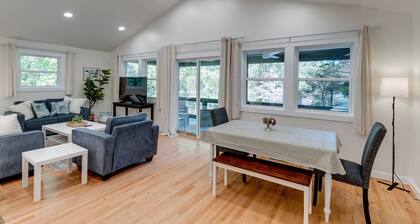 Lakeview, 3-Bedroom Cottage, newly renovated