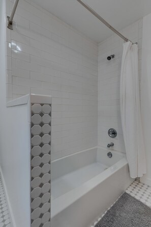 Serviettes fournies, savon, shampooing, papier de toilette
