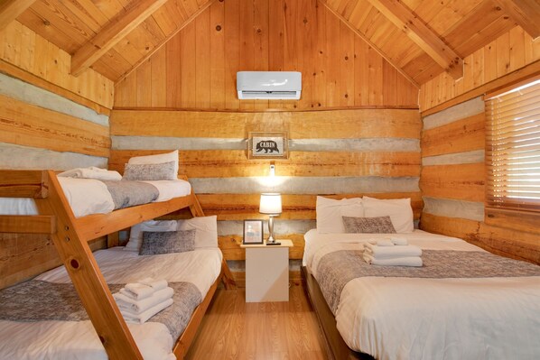 Free WiFi, bed sheets - Cozy Mountain Cabin Near Dollywood | Sleeps 5 (Pigeon Forge)