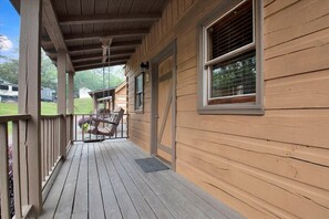 Terrace/patio - Cozy Mountain Cabin Near Dollywood | Sleeps 5 (Pigeon Forge)