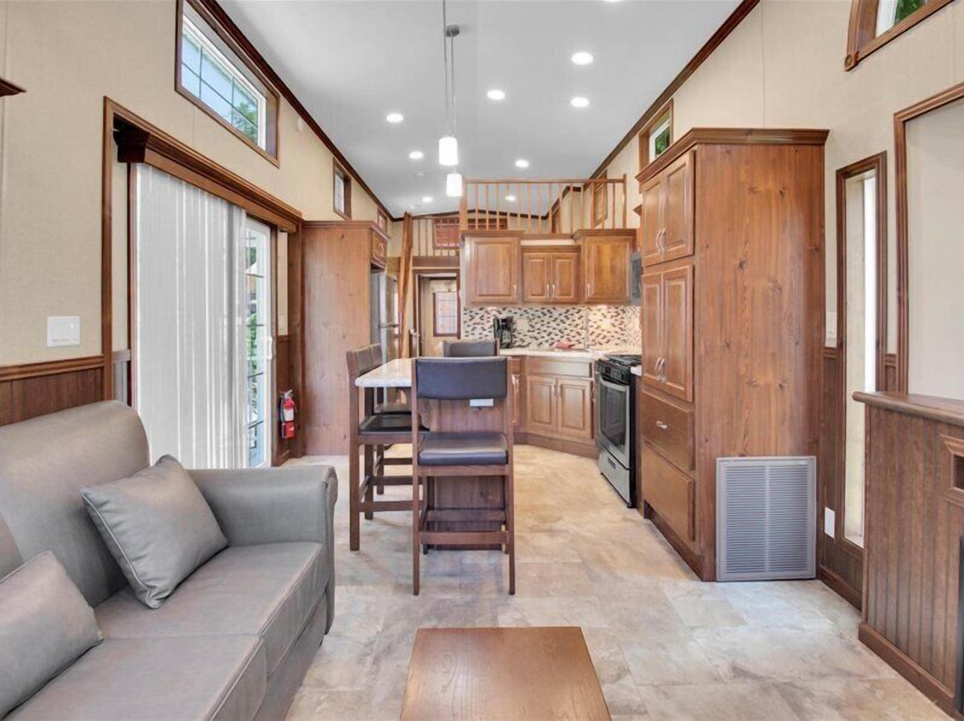 Een televisie en een open haard