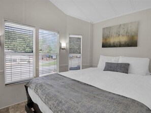 2 bedrooms, free WiFi, bed sheets - Charming 2BR Cottage with Porch & Mountain Views (Pigeon Forge)