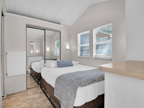 Charming 2BR Cottage with Porch & Mountain Views