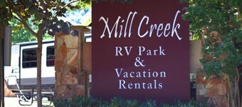 Luxurious 2BR Cottage in Pigeon Forge