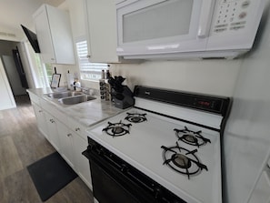 Refrigerador, microondas, placa de cocina, cafetera/tetera