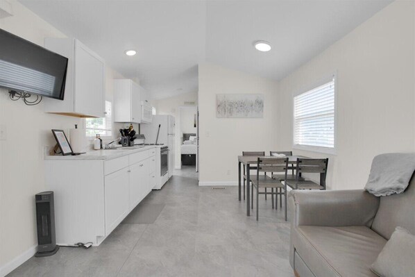 TV - Scenic 2BR Cottage Near Great Smoky Mountains (Pigeon Forge)