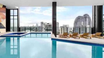 Una piscina techada, una piscina al aire libre