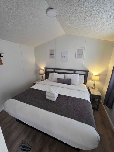 Peaceful 2BR Mountain Retreat in Pigeon Forge