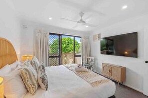 3 bedrooms, desk, iron/ironing board, travel crib