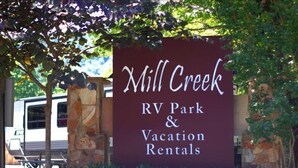Naamplaatje voor Mill Creek RV Park & Vacation Rentals.