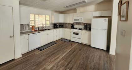 Luxurious 4BR Mountain Haven with Parking