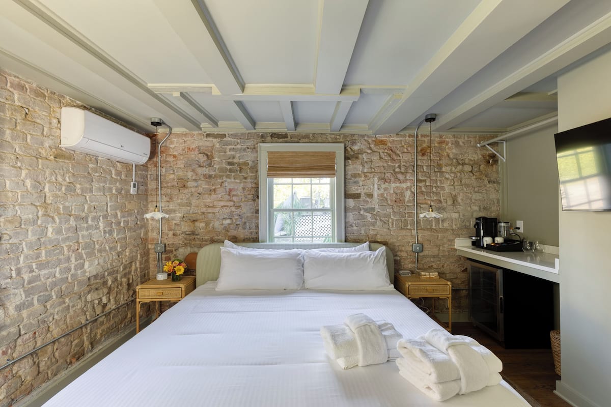 Basic Single Room | Iron/ironing board, WiFi (free), individually decorated