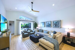 Smart TV, stereo - 10% Off Weekly Naples Lux Home Private Heated POOL + Spa, Near Vanderbilt Beach (Naples)