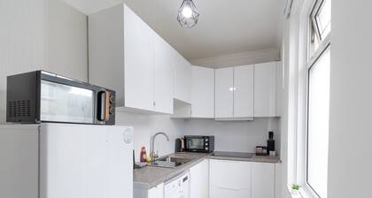 Open Mind Property - 4 Beds & Free Parking