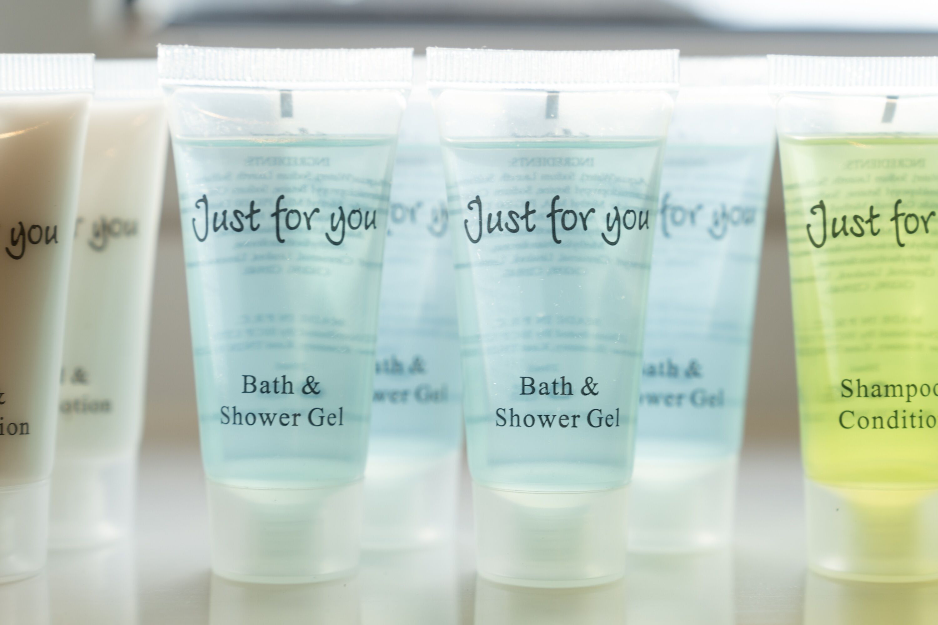 Eine Reihe von Körperpflegeprodukten mit dem Aufdruck 'Just for you', darunter Duschgel und Shampoo-Spülung.