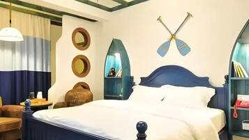 Un dormitorio con cama, mesita de noche, silla y estante en la pared.