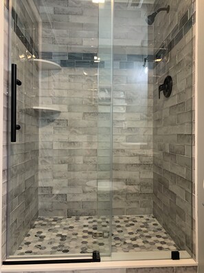 Chuveiro, secador de cabelo, toalhas de banho, papel higiênico
