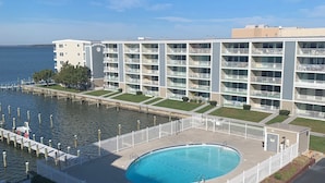Ein Hotel mit Pool, einem Yachthafen und Blick auf das Wasser.