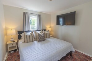 2 bedrooms, iron/ironing board, free WiFi, bed sheets - Capistrano Game & Chill Retreat (Toledo)