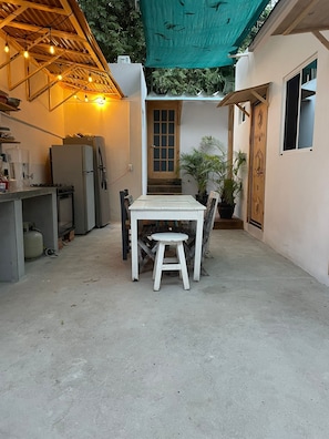 Réfrigérateur dans l'espace commun, micro-ondes dans l'espace commun