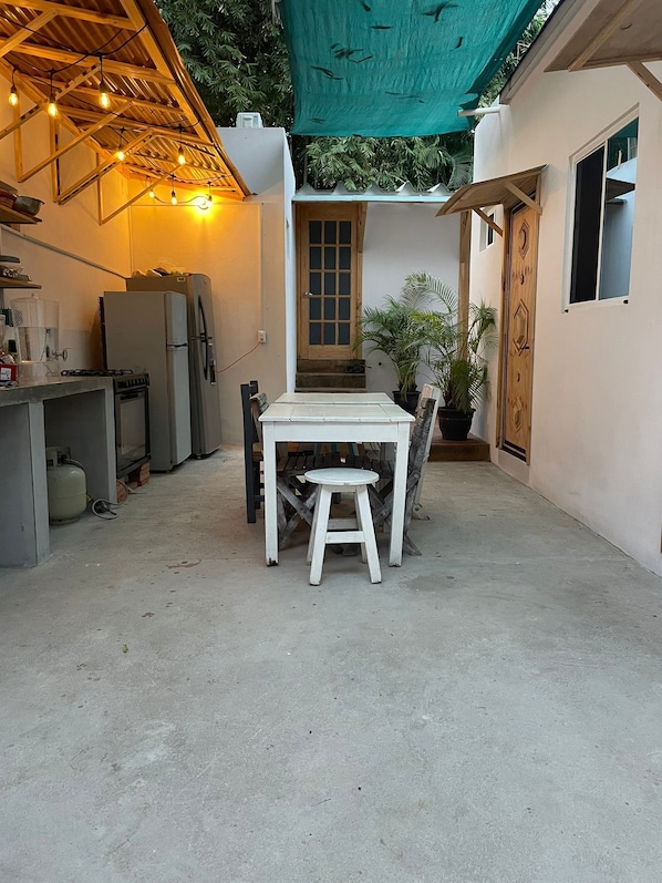 Réfrigérateur dans l'espace commun, micro-ondes dans l'espace commun