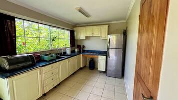 Geladeira, cooktop, cafeteira/chaleira, torradeira