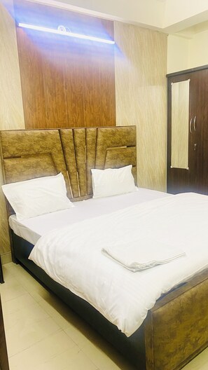 Classic Room | In-room safe, desk, laptop workspace, iron/ironing board - Kashi family stay  (Varanasi)