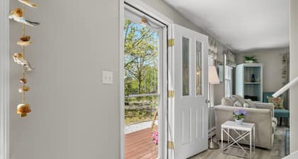Cape Cod Large Family Home central to Nauset Light Bike Trail and Bay Beaches