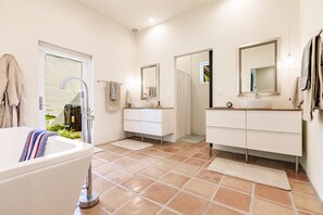 Douche, sĂšche-cheveux, serviettes fournies, papier toilette